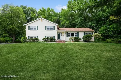 5 Merrick Ct, Middletown, NJ 07748