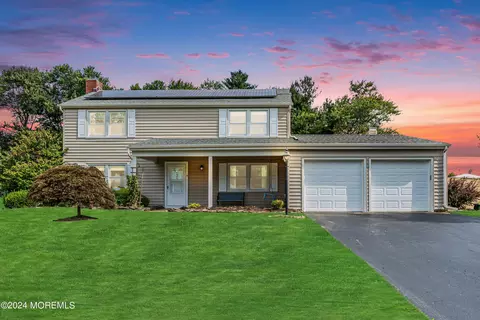 39 Girard St, Marlboro, NJ 07746