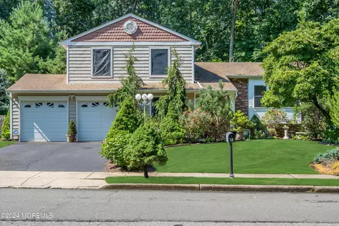 10 Glen Arden Dr, Howell, NJ 07731