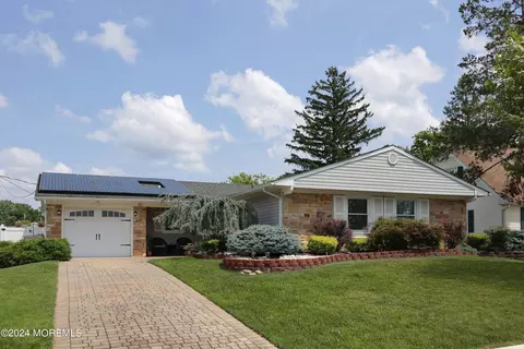 32 Ardmore Ln, Aberdeen, NJ 07747