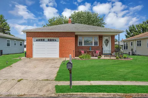 32 Marquis St, Toms River, NJ 08757