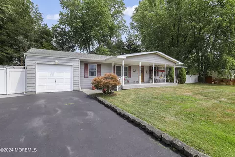 27 Maple Ln, Howell, NJ 07731
