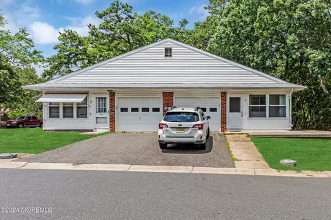 141 Azalea Dr # B, Whiting, NJ 08759