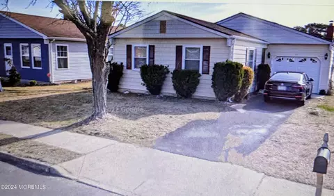 12 Mayaquez Ln, Toms River, NJ 08757