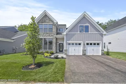 160 Grandview Cir, Farmingdale, NJ 07727