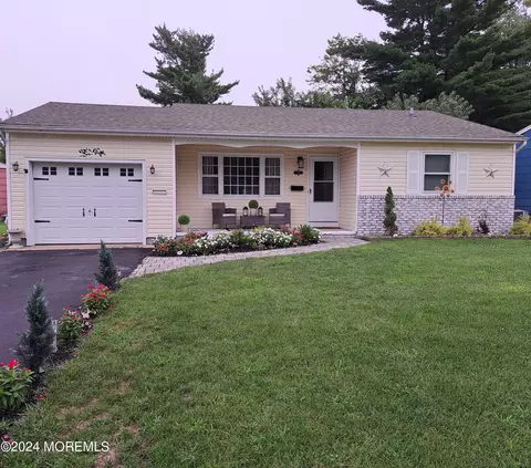 14 Sutherland Ct, Toms River, NJ 08757