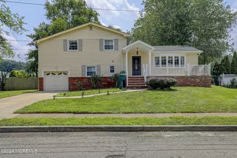 4 Elmwood Pl, Old Bridge, NJ 08857