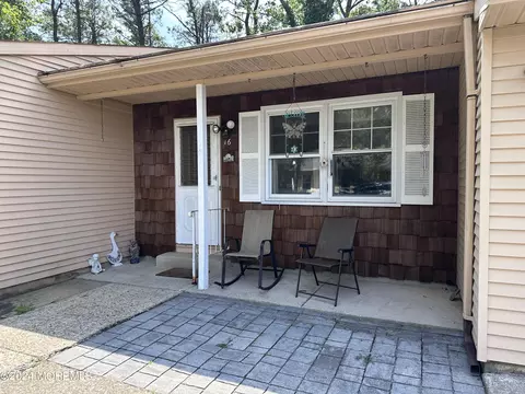 16 Chelsea Dr, Whiting, NJ 08759