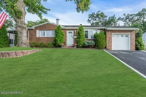 50 Coral Dr, Hazlet, NJ 07730