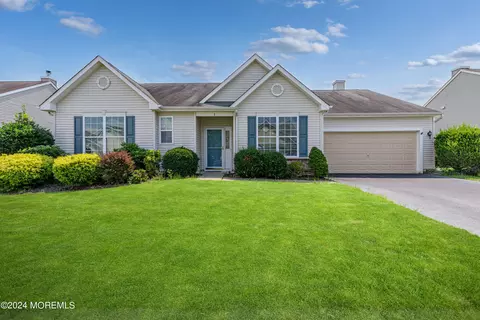 8 Bridle Way, Manchester, NJ 08759