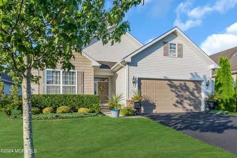5 Eagle Ridge Cir, Lakewood, NJ 08701