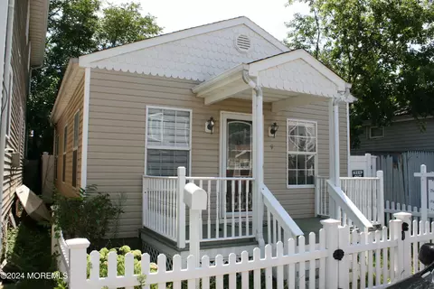 9 Waterview Pl, Keansburg, NJ 07734