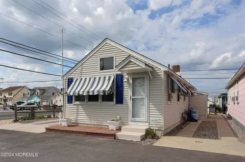 40 9th Ln, Seaside Park, NJ 08752