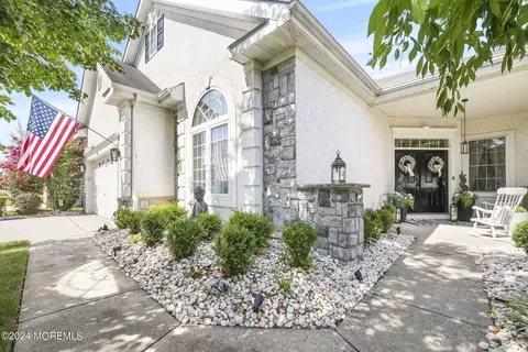 2 Cypress Point Ln, Jackson, NJ 08527