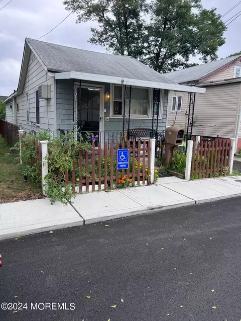 19 Locust St, Keansburg, NJ 07734
