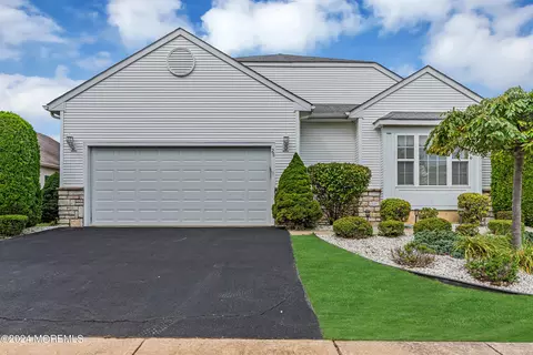 25 Margaux Dr, Manchester, NJ 08759