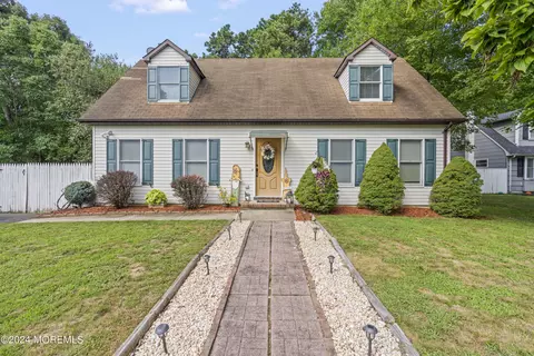 91 Smith St, Howell, NJ 07731