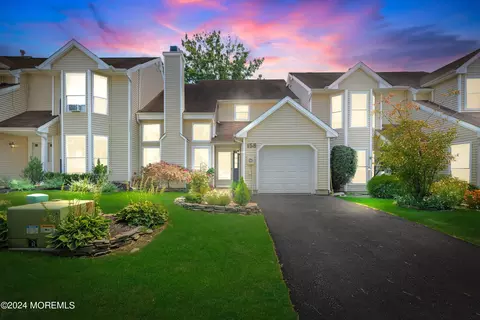 158 Daisy Dr, Freehold, NJ 07728
