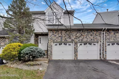 43 Hummingbird Ct, Marlboro, NJ 07746