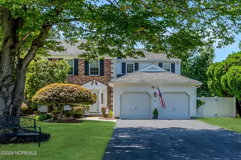 26 Lincolnshire Dr, Manalapan, NJ 07726
