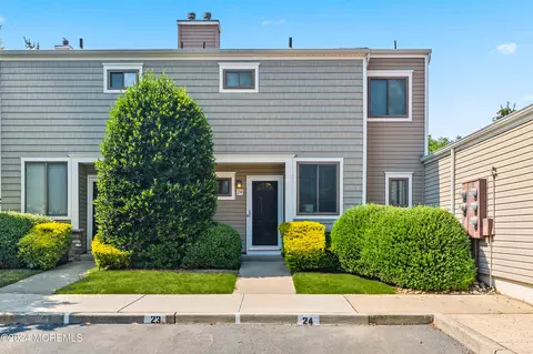 24 Iris Ct, Tinton Falls, NJ 07724