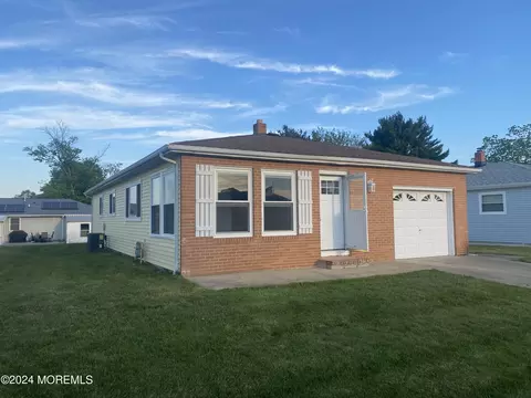 9 Montreal Ct, Toms River, NJ 08757