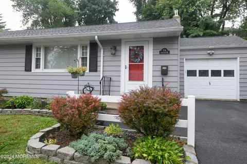 54 Crestview Dr, Middletown, NJ 07748