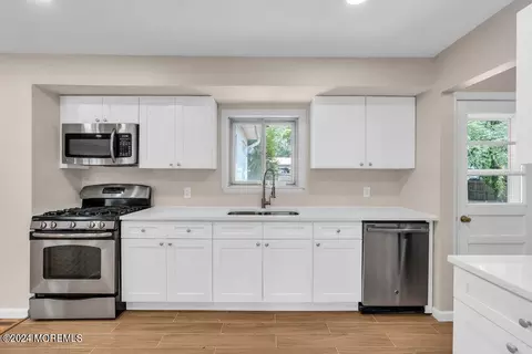 Kitchen - 6 Spruce Ter, Jackson, NJ 08527 photo 2 of 3