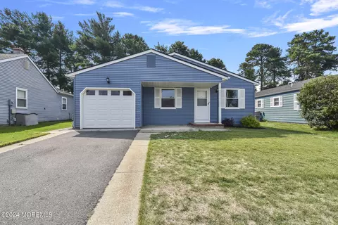 8 Noranda St, Toms River, NJ 08757