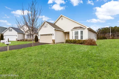15 Eagle Ridge Cir, Lakewood, NJ 08701