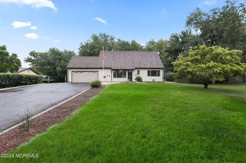10 Summit Ave, Manalapan, NJ 07726