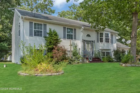 184 Neptune Dr, Manahawkin, NJ 08050