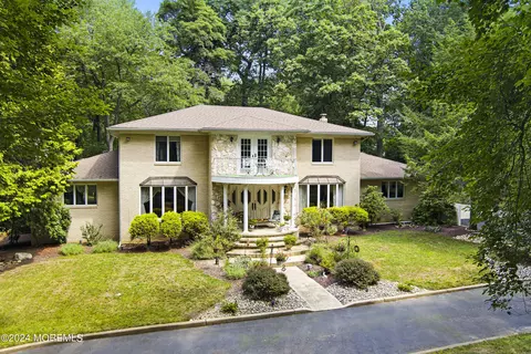 24 Peskin Rd, Farmingdale, NJ 07727