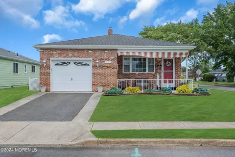 207 Bonaire Dr, Toms River, NJ 08757