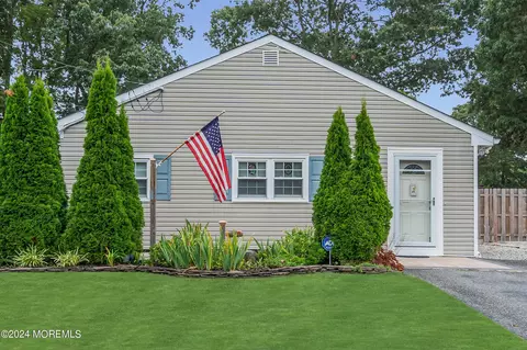 318 Hemlock Dr, Lanoka Harbor, NJ 08734