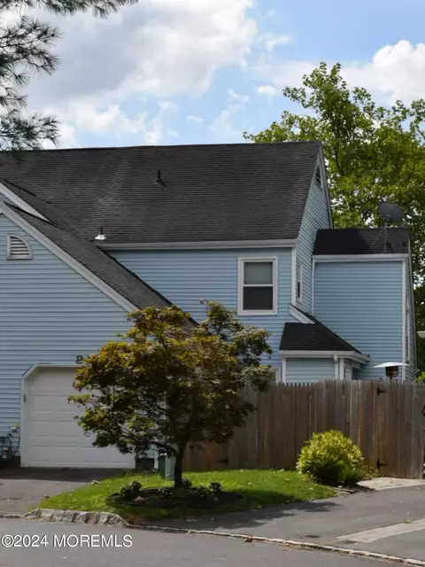 8 Whitman Ct, Freehold, NJ 07728