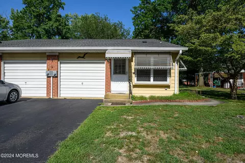 3 Salem Dr #B, Whiting, NJ 08759