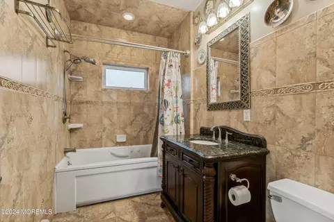 Bath - 206 Beach Ave, Leonardo, NJ 07737 photo 2 of 3
