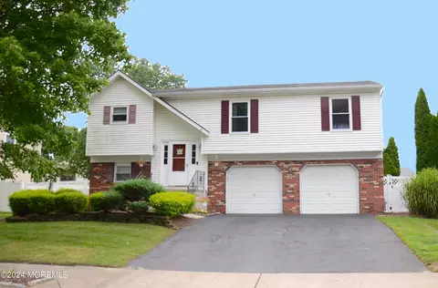 21 Sweetbriar Trl, Howell, NJ 07731
