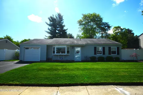 10 Croman Ct, Hazlet, NJ 07730
