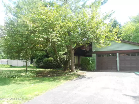 32 Dawes Ct, Freehold, NJ 07728