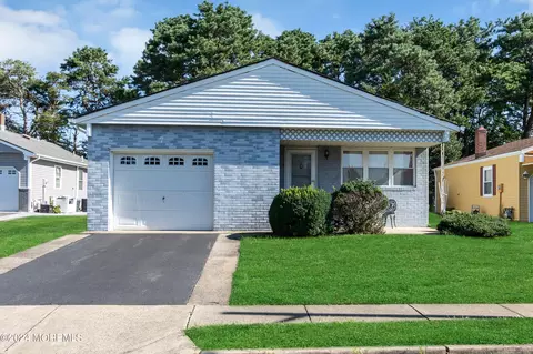 7 Brisbane Ct, Toms River, NJ 08757