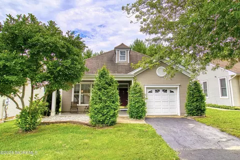 18 Springlawn Dr, Lakewood, NJ 08701