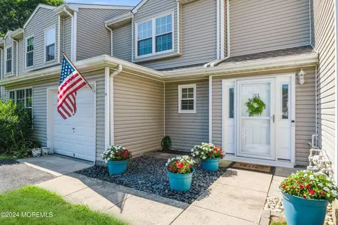 33 S Pointe Cir, Tinton Falls, NJ 07753