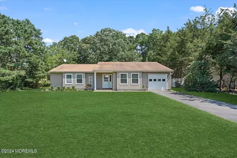 9 Pelican Dr, Bayville, NJ 08721
