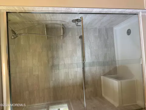 Bath - 21 Middlesex Rd, Matawan, NJ 07747 photo 3 of 3