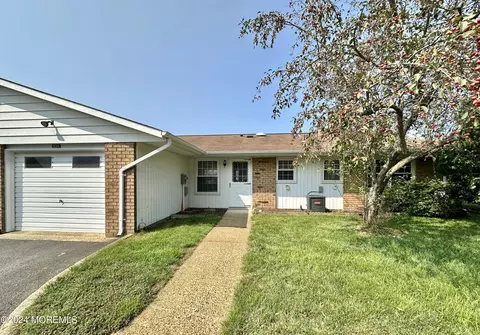 10 Cambridge Cir # A, Manchester, NJ 08759