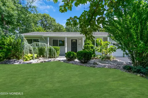 882 Stafford Dr, Toms River, NJ 08753