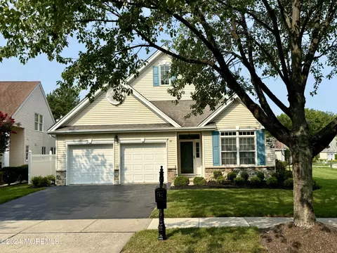 43 Londonberry Dr, Holmdel, NJ 07733