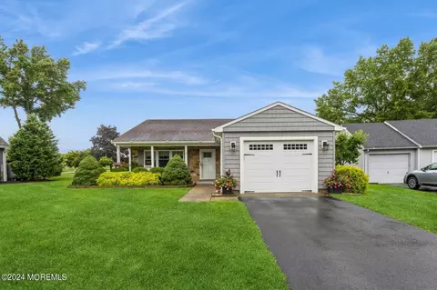 3 Esher Ct, Manchester, NJ 08759